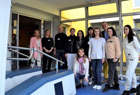 Gruppenbild zum Abschluss eines Informationsbesuchs einer kleinen Delegation ukrainischer Ärztinnen und Physiotherapeutinnen im Hegau-Jugendwerk (Gruppe rechts im Bild). Mit im Bild (v.l.n.r.) Barbara Martetschläger, Petra Wirth, Stefan Daub und Anna Wehling und Dr. Axel Galler. Bild: Andrea Jagode